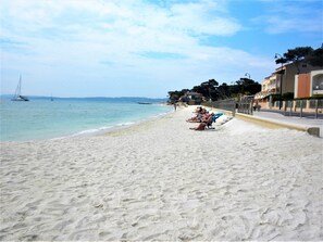 Beach nearby - Romantic apartment 2 rooms 150m beach in villa, terrace, garden, private parking (Hyères)