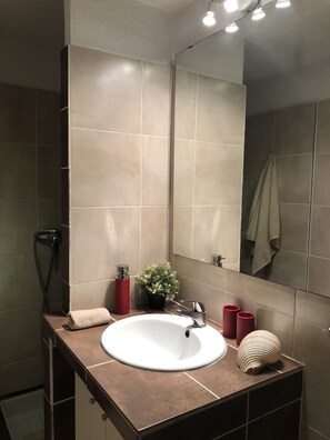 Douche, sèche-cheveux, serviettes fournies, savon