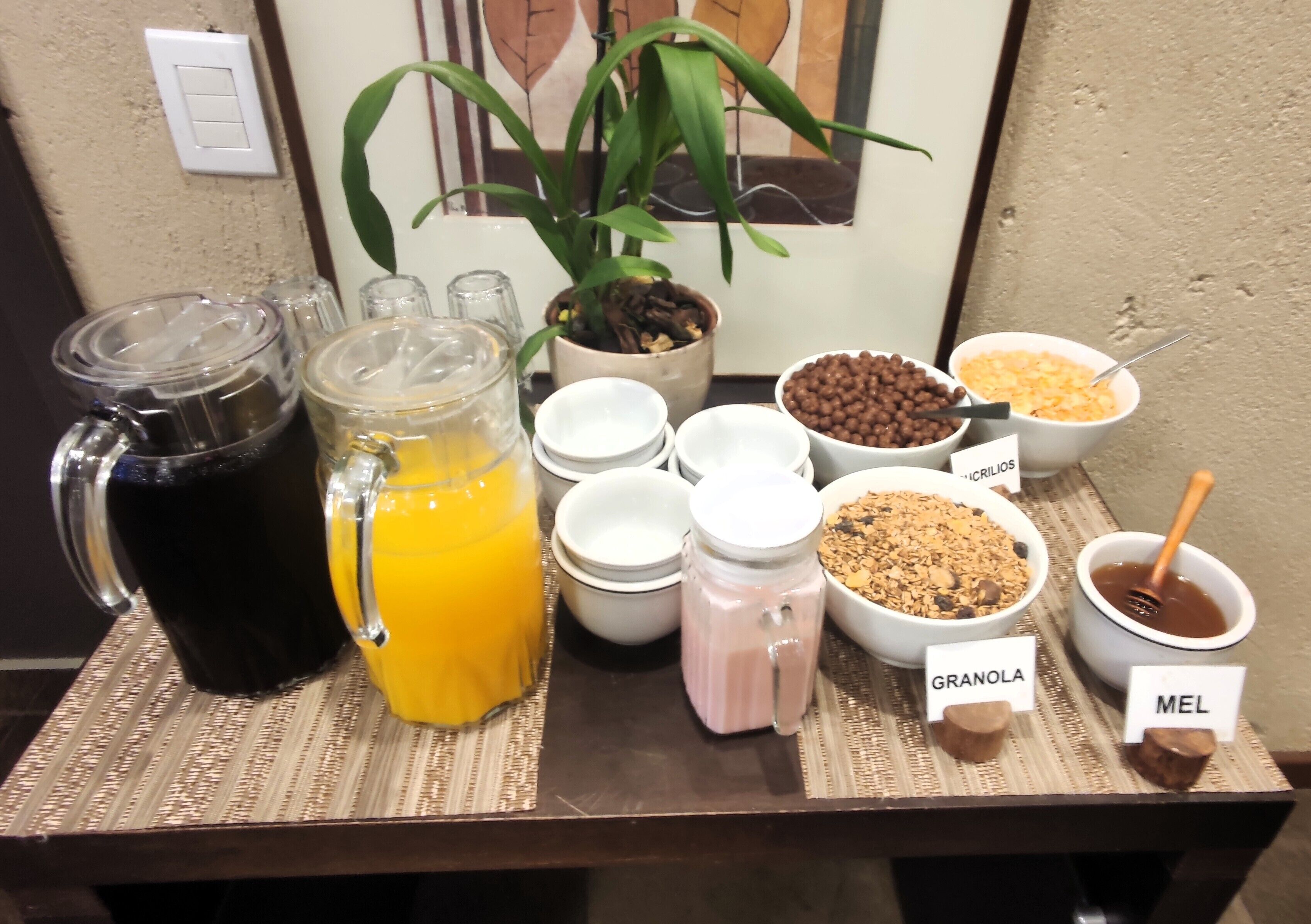 Un bufé de desayuno con diversas opciones de comida y bebidas.