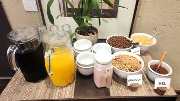 Un bufé de desayuno con diversas opciones de comida y bebidas.