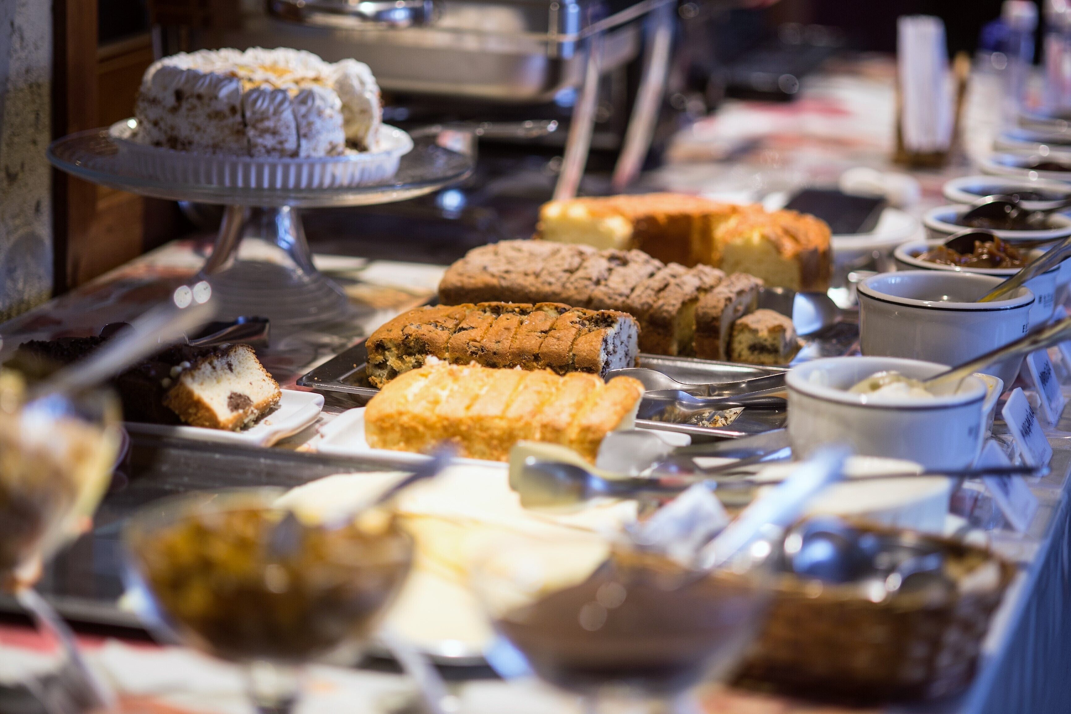 Ein Buffet mit verschiedenen Desserts und Speisen.