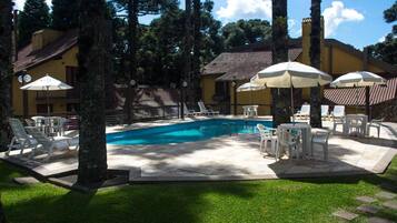 Kauden mukainen ulkouima-allas