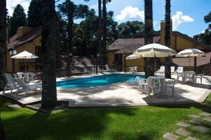 Una piscina al aire libre de temporada