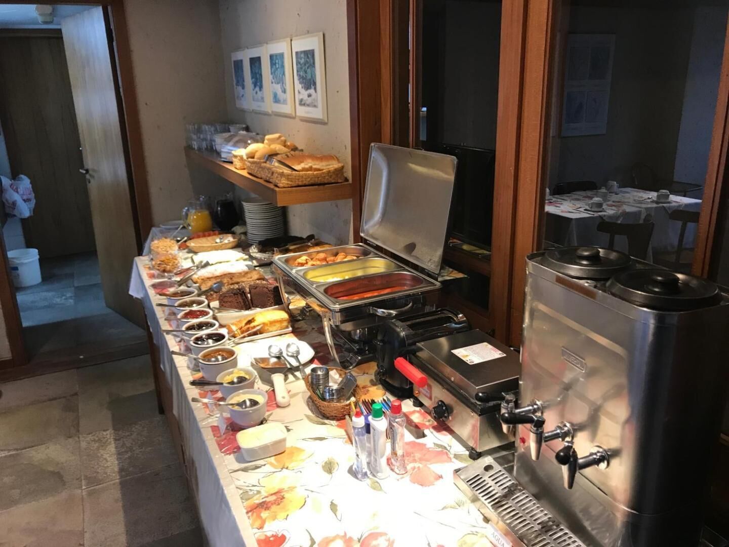 Una mesa de buffet con diferentes alimentos y una máquina de café.