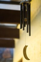 Un carillon éolien orné d’un croissant de lune suspendu.