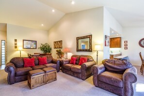 House, 5 Bedrooms | Living room | Flat-screen TV