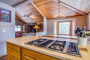 House, 3 Bedrooms | Private kitchen