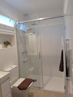 Ducha y bañera combinadas, secador de pelo, bidé y toallas