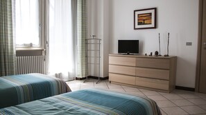 2 bedrooms, iron/ironing board, WiFi, bed sheets - Villa Gemma, the home, in the Langhe, of your holidays with swimming pool and bicycles. (Alba)