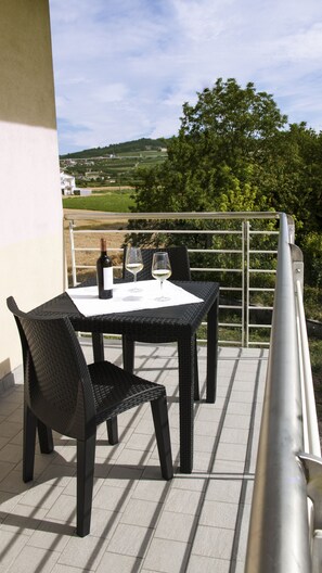 Outdoor dining - Villa Gemma, the home, in the Langhe, of your holidays with swimming pool and bicycles. (Alba)