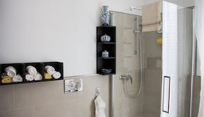Hair dryer, towels - Villa Gemma, the home, in the Langhe, of your holidays with swimming pool and bicycles. (Alba)