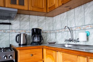 Fridge, microwave, oven, coffee/tea maker - Explora Lima desde este Acogedor Departamento (Lima)