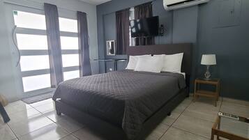 Escrivaninha, ferros/tábuas de passar roupa, berço de viagem