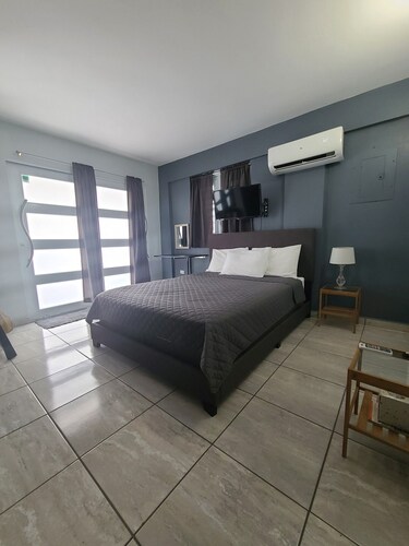 Luxury XL Modern Studio with  private lanai / disabled accessible
