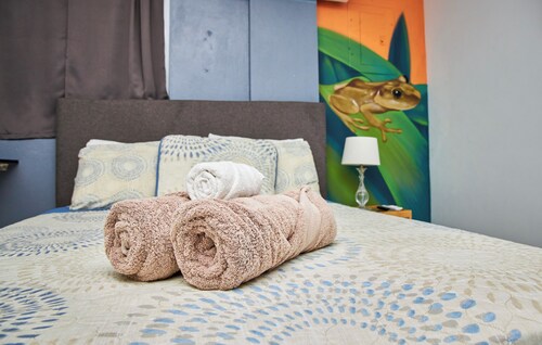 Luxury XL Modern Studio with  private lanai / disabled accessible