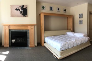 Caja de seguridad en la habitación y tabla de planchar con plancha 