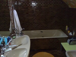 Badewanne, Haartrockner, Bidet, Handtücher