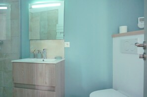 シャワー、ヘアドライヤー、タオル、石鹸