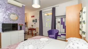 Iron/ironing board, internet, bed sheets