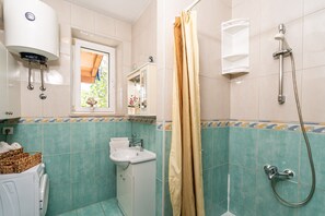 Hair dryer, towels - Apartments and Room Frane - Studio with Terrace (Dubrovnik)