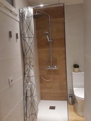 Serviettes fournies, savon, shampooing, papier de toilette