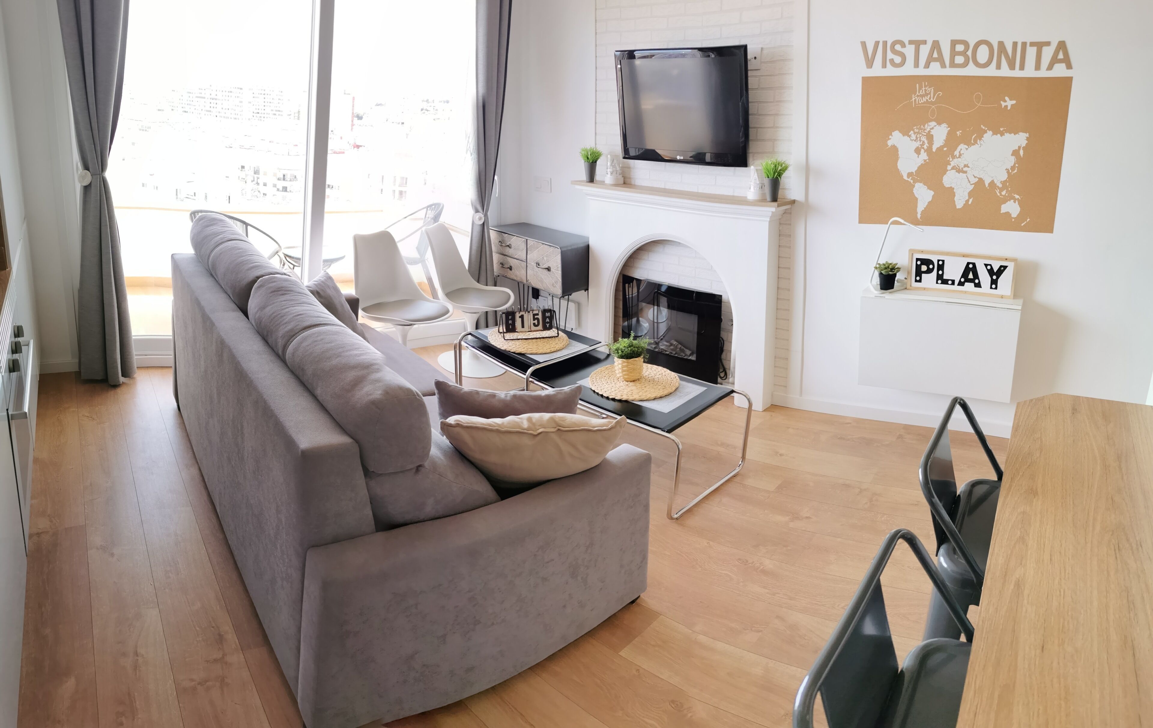 テレビ、暖炉、書庫