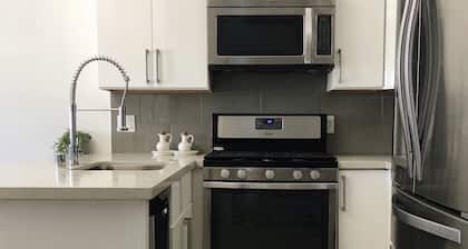 Cloud9on10th: Cozy minimalist retreat near Lake Merritt.