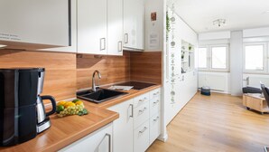 Une cuisine moderne avec des plans de travail en bois, un évier et une machine à café.