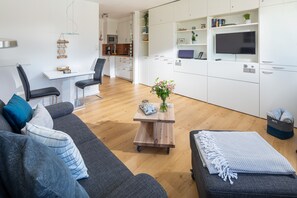 Fernseher, Bücher, Musikbibliothek