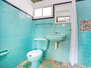 Standard Triple Room | Bathroom - Hotel Adelita (Zihuatanejo)