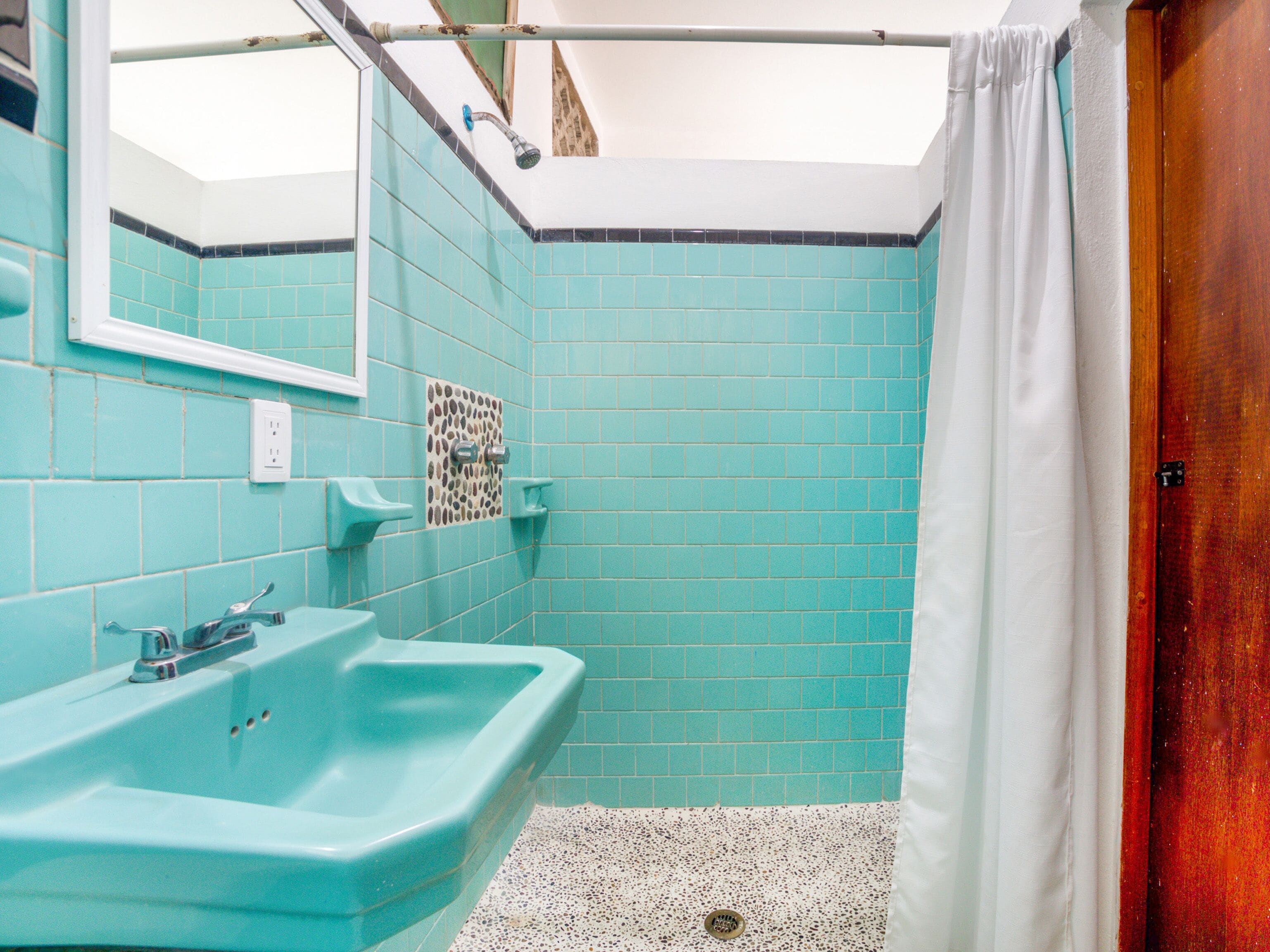 standard triple room | bathroom | shower, free toiletries, towels, soap