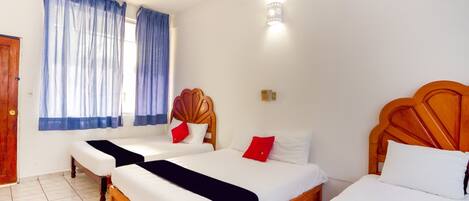 Tabla de planchar con plancha, wifi gratis y ropa de cama