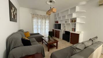 Een flatscreentelevisie en een open haard