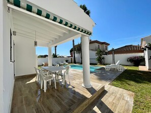 Pool - Chalet Edén Azul, fly screens and air-con (Chiclana de la Frontera)