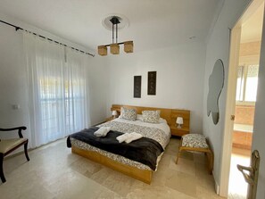 4 habitaciones, tabla de planchar con plancha, wifi y ropa de cama 