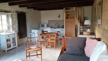 Cheminée, table de tennis de table, livres