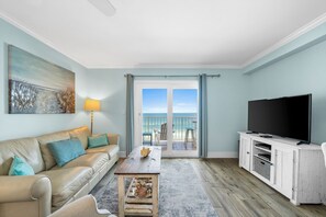 Een smart-tv, een dvd-speler en boeken