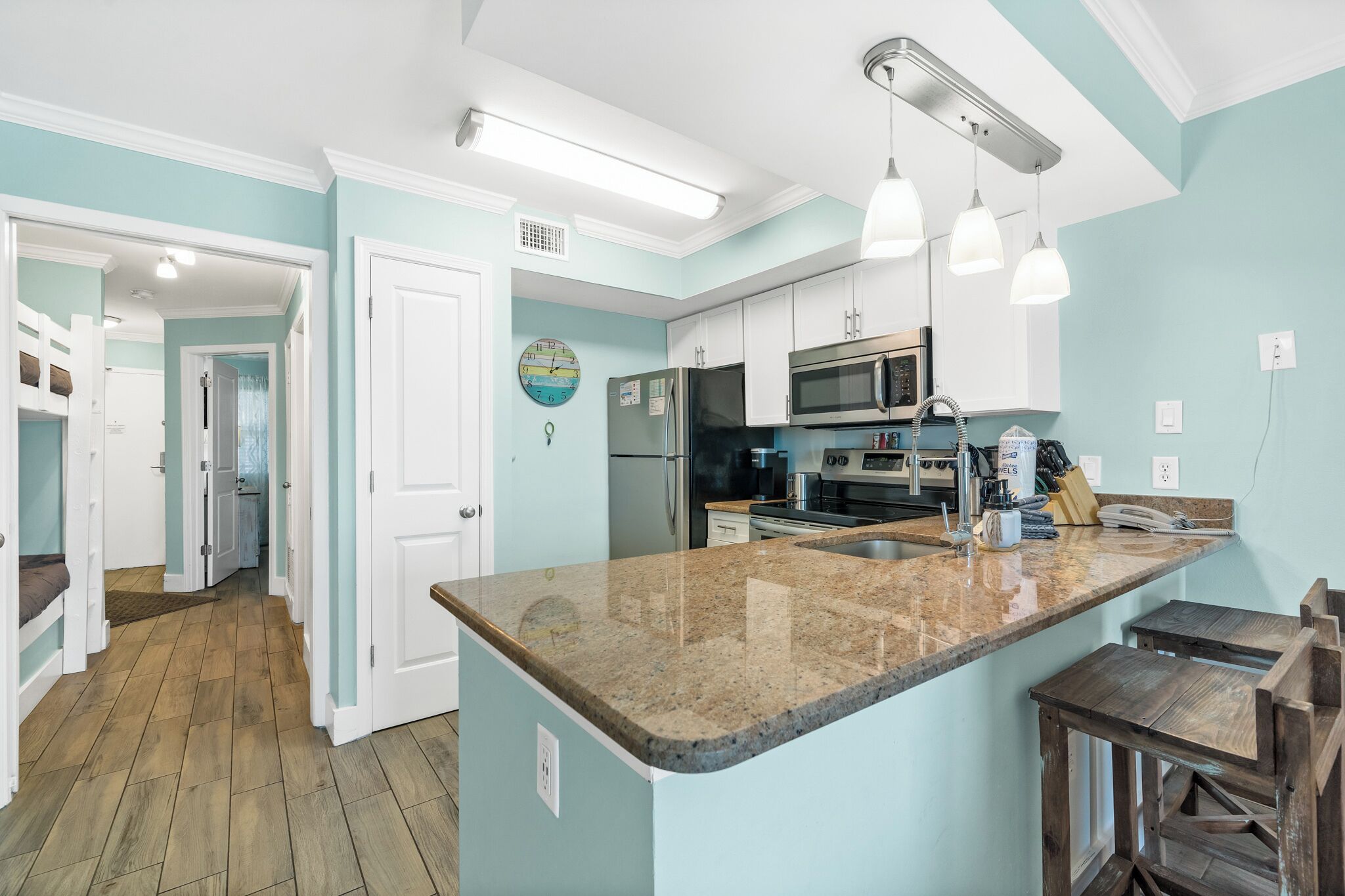 Réfrigérateur, micro-ondes, four, plaque de cuisson