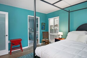 Desk, iron/ironing board, WiFi, bed sheets