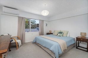 3 bedrooms, iron/ironing board, WiFi, bed sheets - Patton's Place - Pauanui Holiday Home (Pauanui)