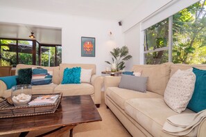 テレビ、卓球台