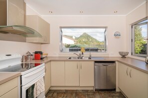 Fridge, microwave, oven, dishwasher - Patton's Place - Pauanui Holiday Home (Pauanui)