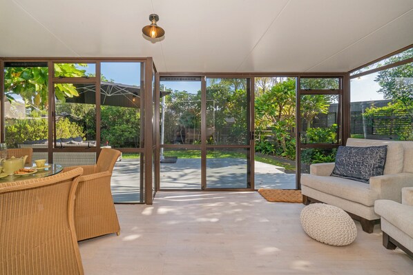 テレビ、卓球台