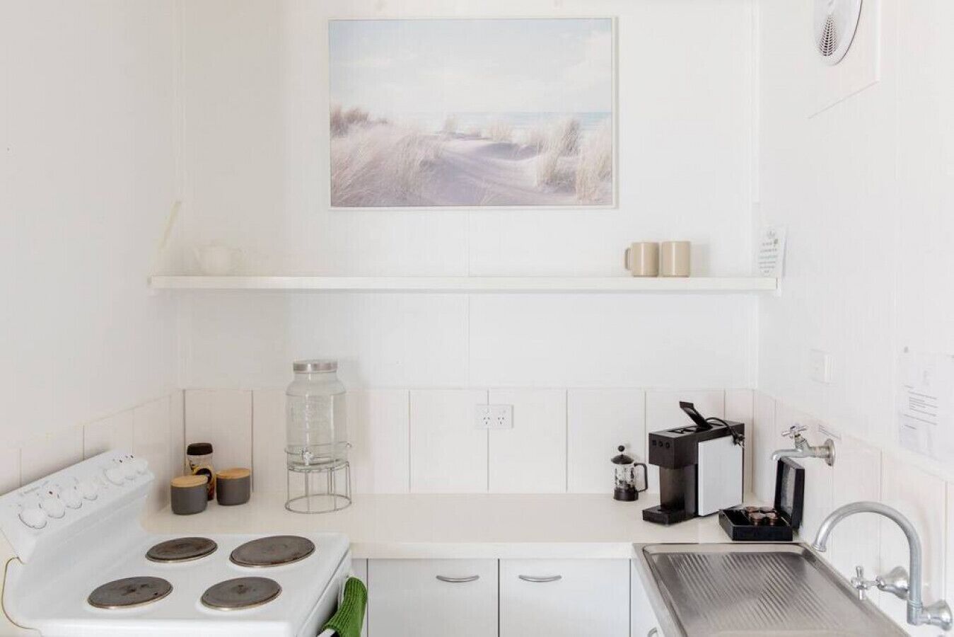 Coffee/tea maker, fridge, microwave, stovetop
