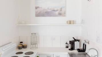 Coffee/tea maker, fridge, microwave, stovetop