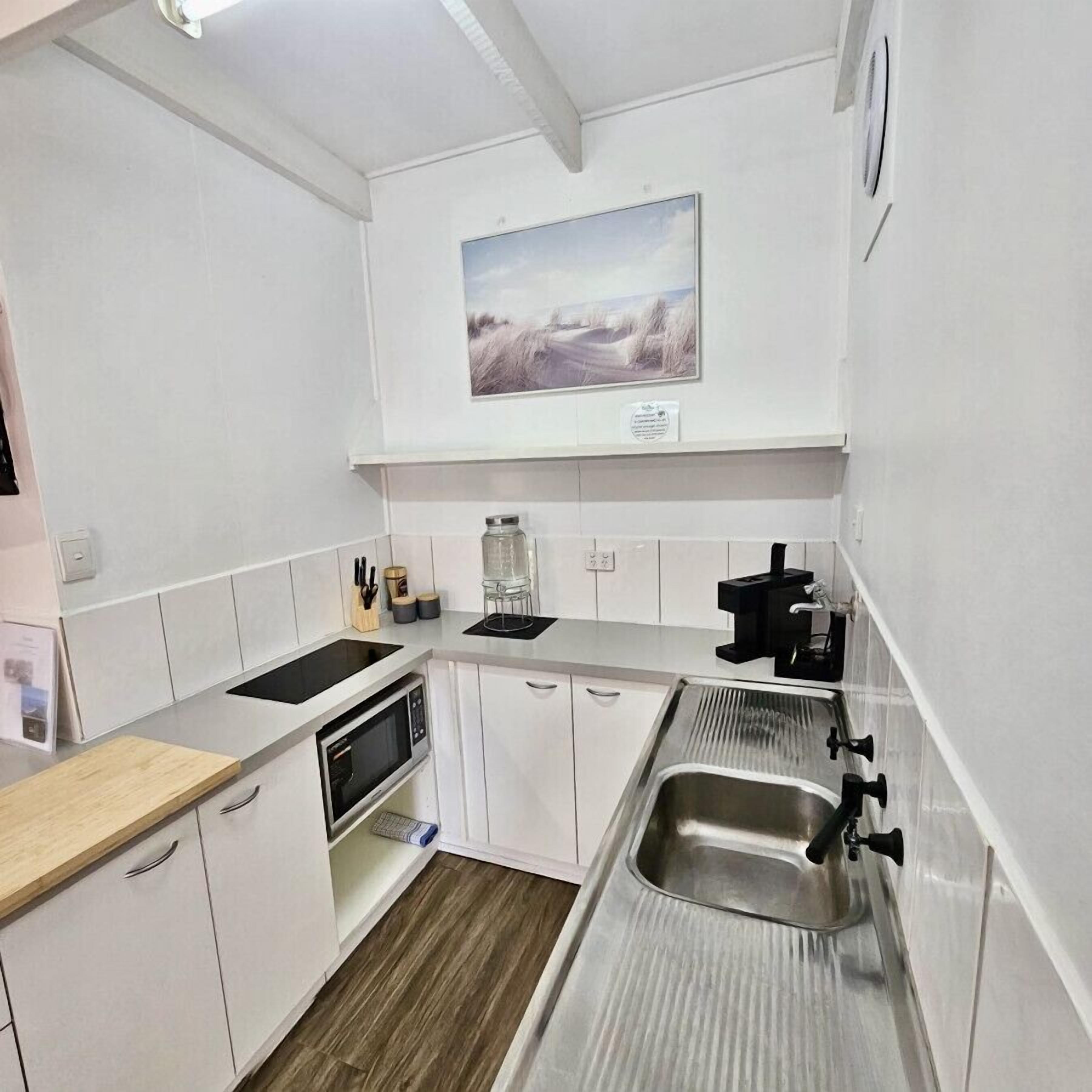 Coffee/tea maker, fridge, microwave, stovetop
