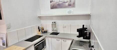 Cafetera/tetera, refrigerador, microondas, placa de cocina