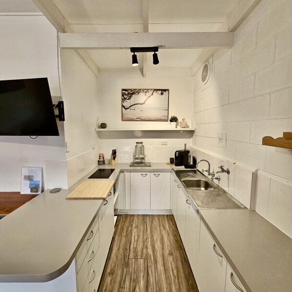 Réfrigérateur, micro-ondes, plaque de cuisson, cafetière/bouilloire