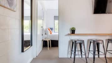 1 dormitorio, escritorio, tabla de planchar con plancha y wifi