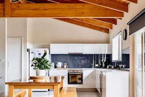 Wasserkocher mit Kaffee-/Teezubehör, Kühlschrank, Mikrowelle, Ofen
